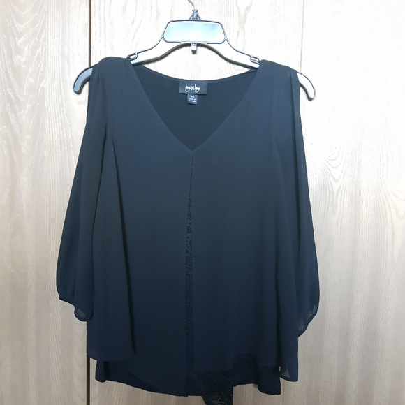 Size XS Unique Lace Feature and cold shoulder Black Blouse - Picture 1 of 4